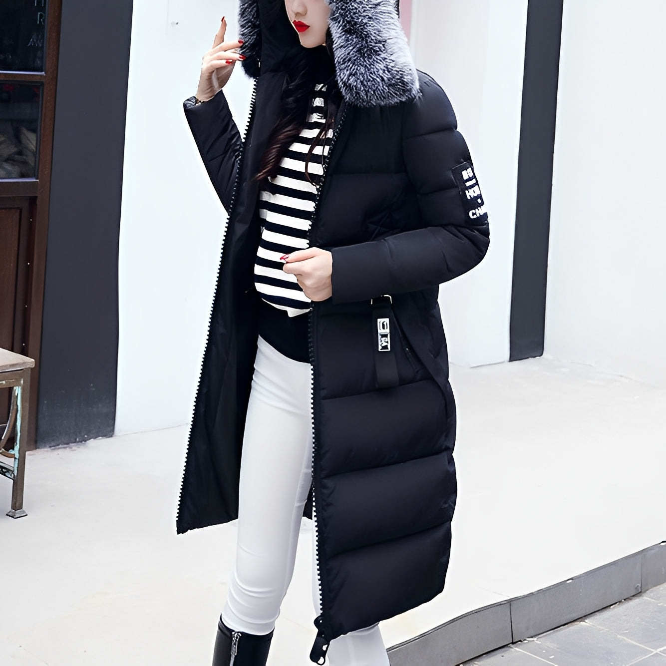 Rowina - Stylish, sleeveless cloak with fur collar for women