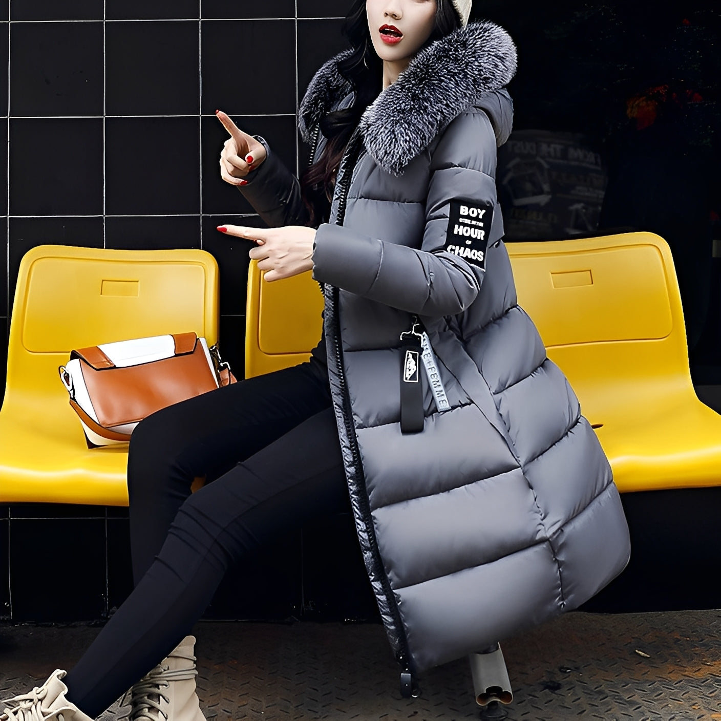 Rowina - Stylish, sleeveless cloak with fur collar for women