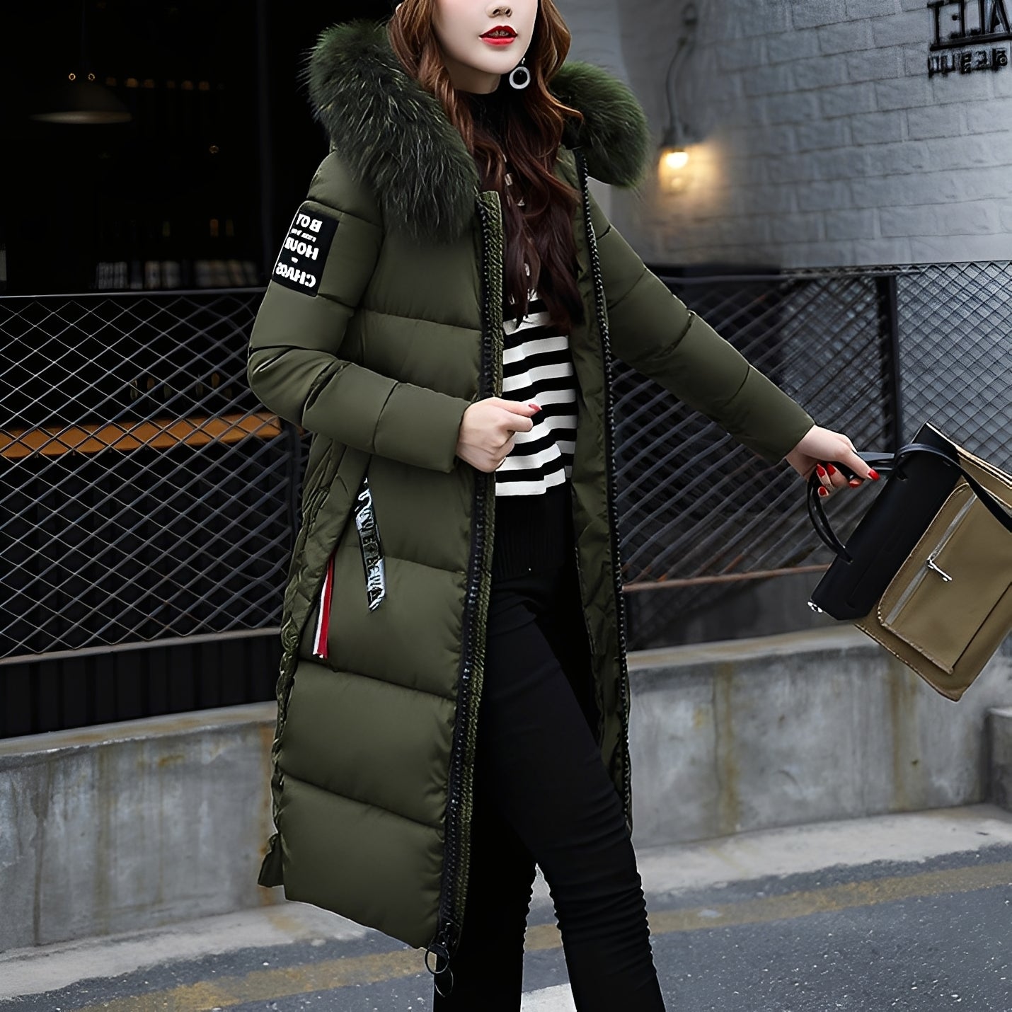 Rowina - Stylish, sleeveless cloak with fur collar for women