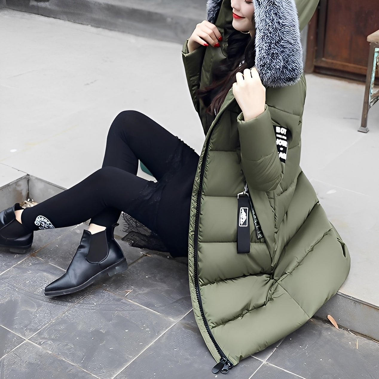 Rowina - Stylish, sleeveless cloak with fur collar for women