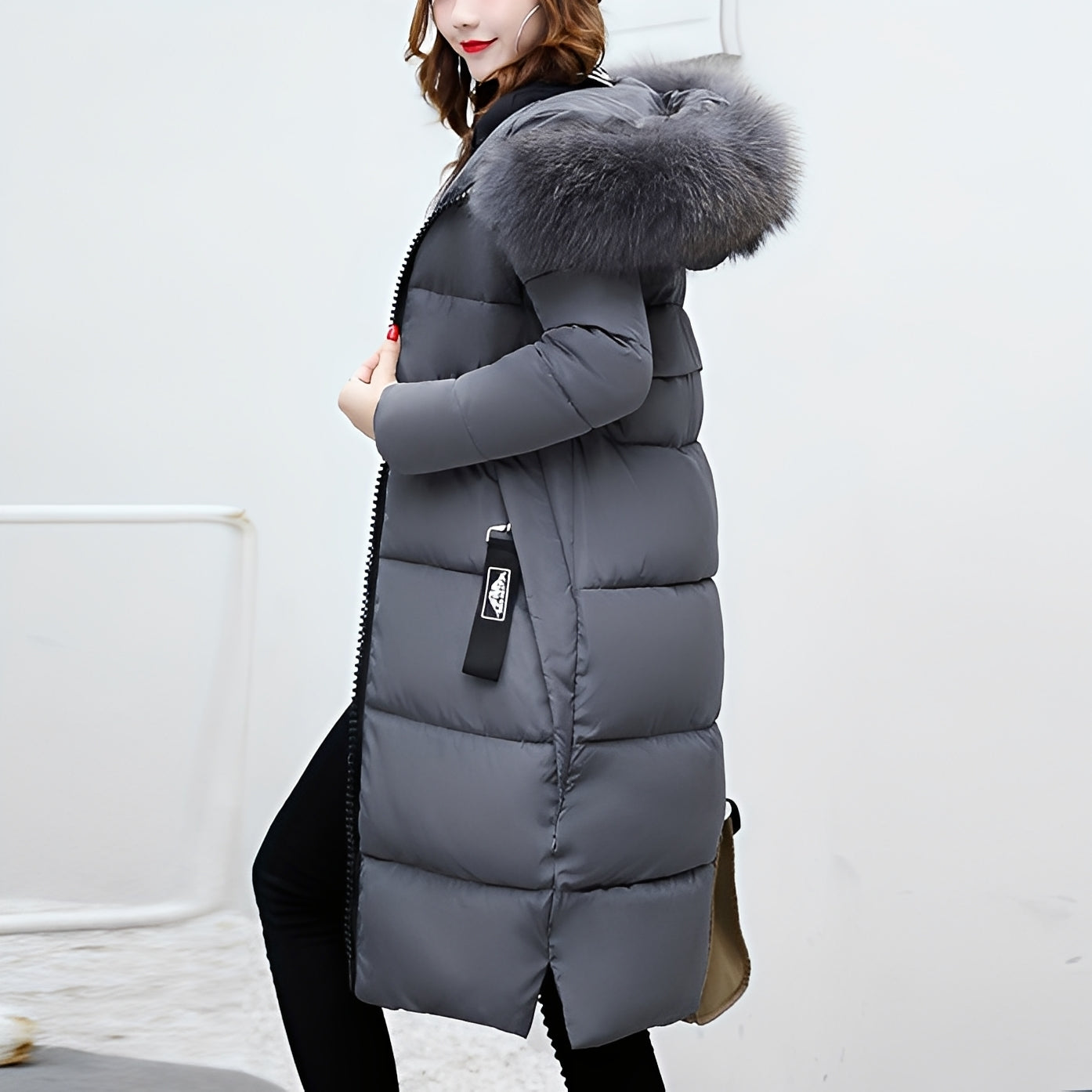 Rowina - Stylish, sleeveless cloak with fur collar for women
