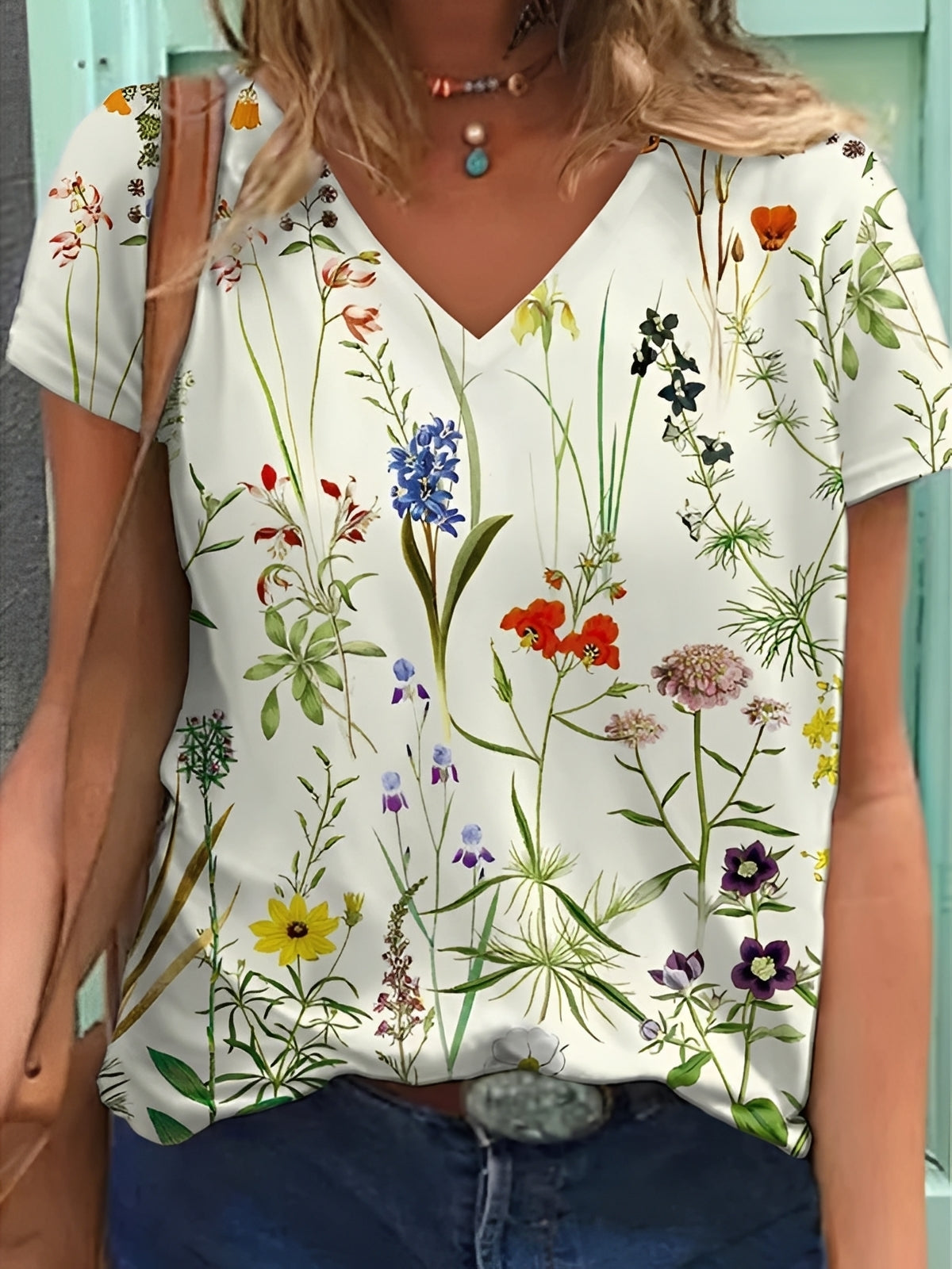 Niki - Fashionable women's top with floral print