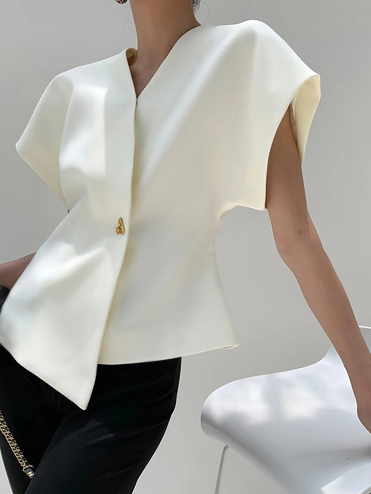 Leonie – Blouse with buttons and V-neck