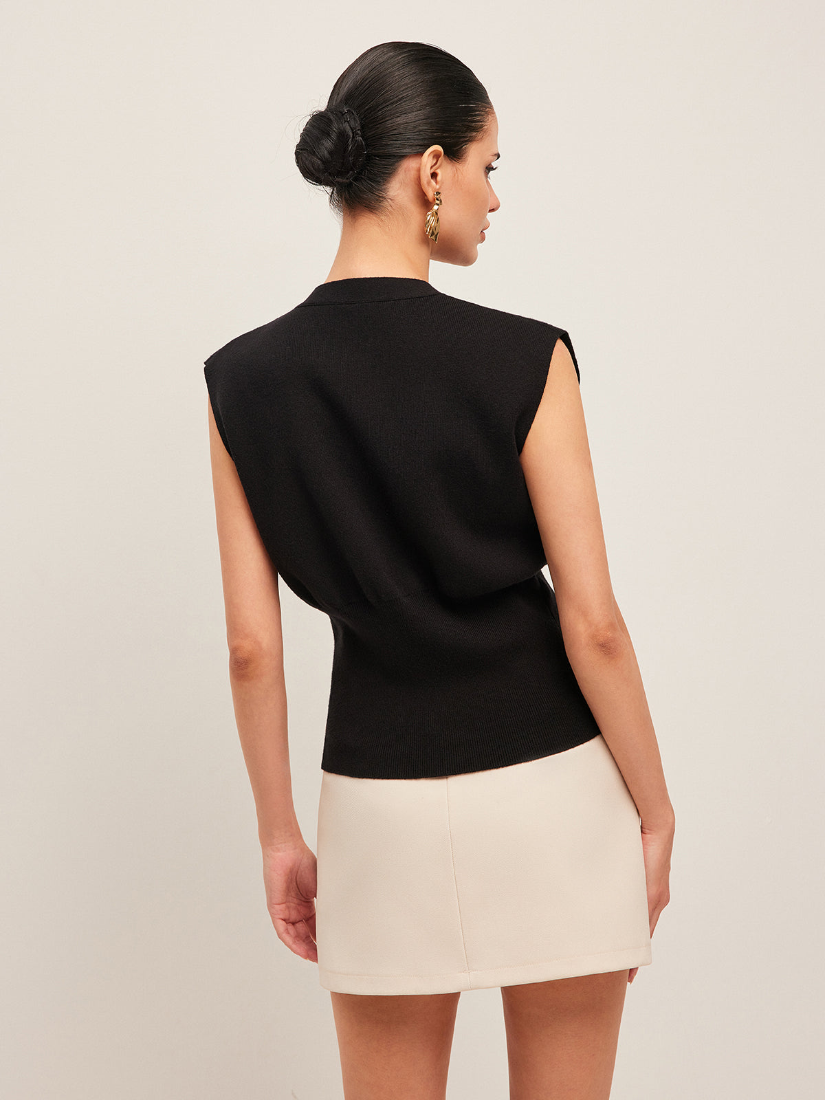 Annalena – V-neck with Buttons Knitted Vest