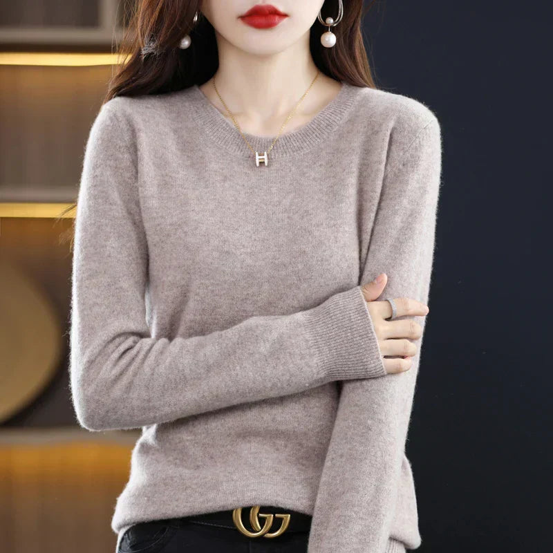 Erica - A cashmere sweater with classic crew neck