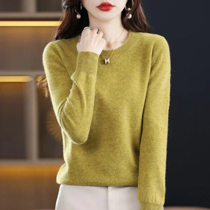 Erica - A cashmere sweater with classic crew neck