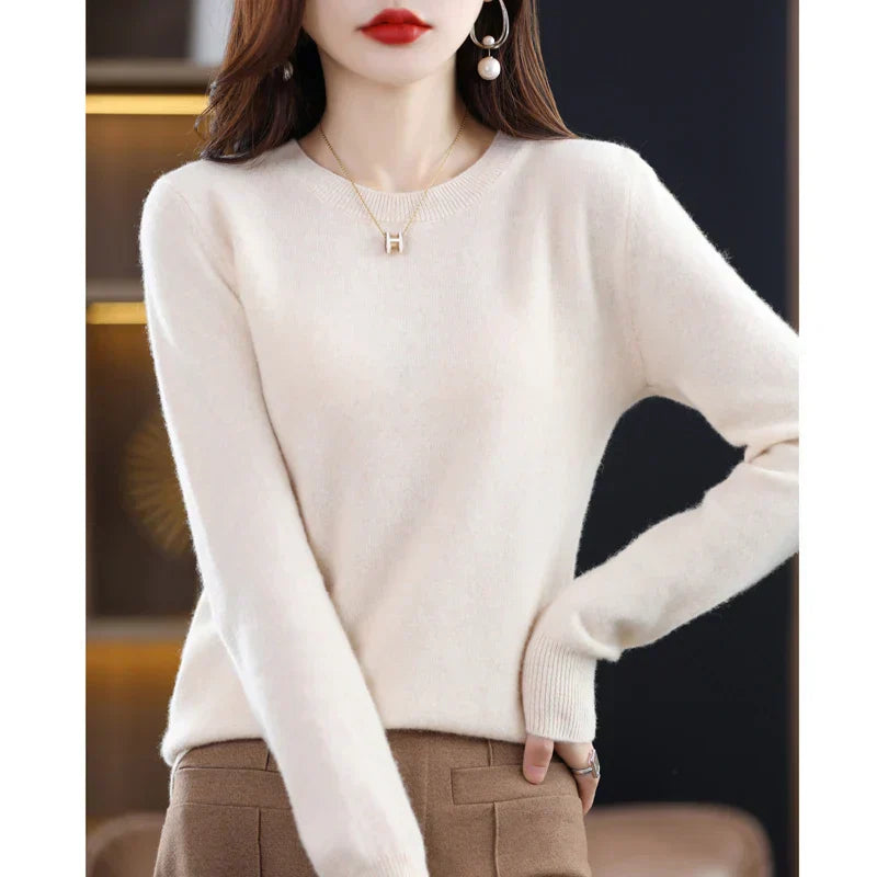 Erica - A cashmere sweater with classic crew neck